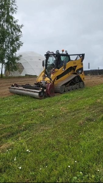 TopTvarka paslaugos - žemės darbai, tokie kaip žemės sklypų formavimas, sklypų lyginimas, sklypų planiravimas, sklypų frezevimas, šlaitų formavimas, apleistų zonų, apleistos žolės didelių plotų šienavimas mulčeriais - smulkintuvais, apleistų zonų šienavimas, apleistų zonų žemės tvarkymas, apželdinimo paslaugos, kelmų / medžių / krūmų: kirtimas, naikinimas, frezavimas, medžių kirtimas, medžių naikinimas, medžių frezavimas, krūmų kirtimas, krūmų naikinimas, krūmų frezavimas, kelmų kirtimas, kelmų naikinimas, kelmų frezavimas, apleistos žemės frezavimas, miško valymo darbai, sklypo valymo darbai, kiti žemės darbai žemės frezavimas.